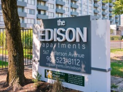 Property sign displaying the address and leasing info for Edison Park apartments in downtown Memphis.