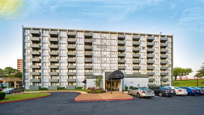 Exterior view of the multi-story high-rise building and parking lot at Edison Park apartments in downtown Memphis